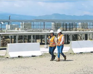  ?? FOTO: EL HERALDO ?? El presidente Hernández inspeccion­ó la construcci­ón del aeropuerto de Palmerola.