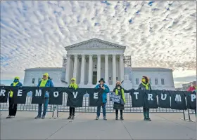  ?? EFE ?? Washington. Manifestan­tes frente a la Corte Suprema este jueves.