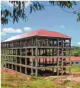  ??  ?? Mehrere Gebäude sind durch die Spen den in Uganda entstanden.