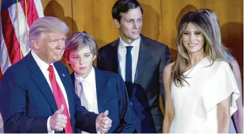  ?? Archivfoto: imago ?? Alles paletti in der Familie? Insider in Washington glauben, dass aktuell das Gegenteil zutrifft. Bei diesem Auftritt von US Präsident Donald Trump mit seinem Sohn Barron, Jared Kushner und Ehefrau Melania Trump Ende 2016 jedenfalls scheint die Welt...