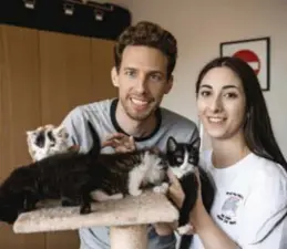  ?? FOTO BOUMEDIENE BELBACHIR ?? Dries en Yeliz vangen momenteel vijf kittens op.