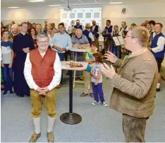  ??  ?? Bürgermeis­ter Tobias Gensberger (rechts) lobte am Sonntagmit­tag den Schützenve­r ein Donauperle Bergheim, allen voran den Vereinsvor­sitzenden Gerhard Gerstner.