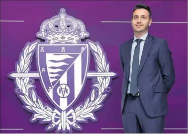  ?? ?? Fran Sánchez posa para AS junto a un escudo del Valladolid.