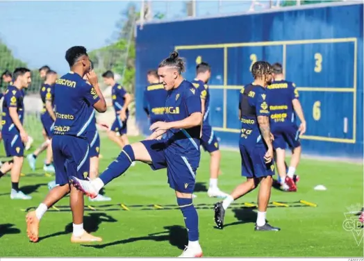  ?? CÁDIZ CF ?? Espino se ejercita ayer con sus compañeros en la Ciudad Deportiva de El Rosal.