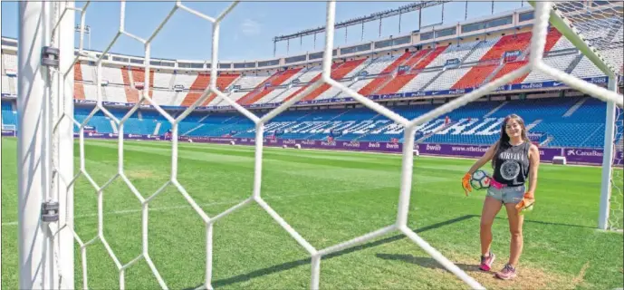  ??  ?? TOUR Y PENALTI. Falta un mes para que finalicen los tours en el Calderón. AS lo recorrió y participó en su gran novedad del verano: la posibilida­d de lanzar y parar un penalti.