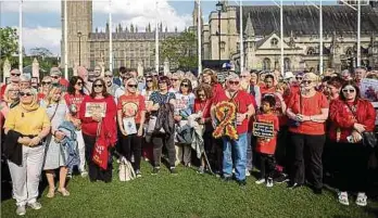  ?? Foto: Getty Images ?? Betroffene des Skandals um verseuchte­s Blut nahmen am 19. Mai 2024 in London an einer Mahnwache auf dem Parliament Square teil.