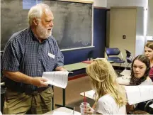  ?? 2015 BILL LACKEY / STAFF ?? Three-term Springfiel­d Mayor
Warren Copeland teaches a class at Wittenberg University. A religion professor, Copeland received the college’s Distinguis­hed Teaching Award in
1995.