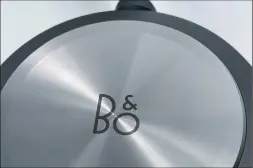  ??  ?? The anodized aluminium disc has a subtle gradient thanks to a manufactur­ing process that B&O developed.