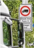  ?? Foto: Bodo Marks, dpa ?? In Hamburg gelten sie schon: Fahrverbo te für ältere Diesel.