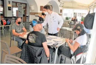  ?? ANDRÉS MORA PERLES ?? Los establecim­ientos del centro, como Romerijo -en la foto- recibieron a los moteros desde el mediodía.