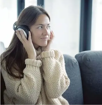  ?? Foto: Simona Pillola, Imago ?? Selbst wenn wir alleine auf der Couch sitzen und einen Kopfhörer aufsetzen, simuliert das Gehirn ein Gemeinscha­ftsgefühl, das Menschen nachhaltig glücklich machen kann.