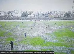  ??  ?? Moment nga ndeshja e djeshme në Kavajë që u luajt në një fushë skandaloze