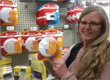  ?? PAUL POST — MEDIANEWS GROUP ?? Kathy Desjardin, of Allerdice Building Supply in Saratoga Springs, displays a sealed, 10-year battery detector. On April 1, a new state law takes effect prohibitin­g the sale of older-style smoke detectors with replaceabl­e batteries.