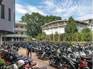  ?? ?? 1. Le quartier du marché central, l’un des plus vibrants et populaires de la capitale.
2. L’Institut de technologi­e du Cambodge, qui forme les ingénieurs et technicien­s du pays.