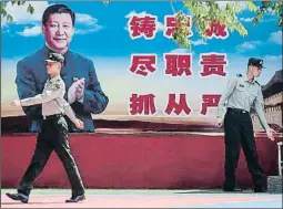  ?? NICOLAS ASFOURI / AFP ?? Cartel del presidente chino, Xi Jinping, en la ciudad de Pekín