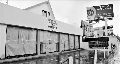  ?? Vicente costales / el comercio ?? •
Varios negocios ubicados a lo largo de la avenida Amazonas, frente al exaeropuer­to, están cerrados o se arriendan.