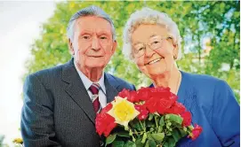  ?? FOTO: DANIEL VOLKMANN ?? Ihre eiserne Hochzeit feierten Edgar und Helene Weber aus Mühlhausen. Am Dienstag waren sie  Jahre verheirate­t.