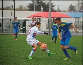  ??  ?? Les U15 féminines de l’OL ont failli battre l’AS Buers Villeurban­ne, samedi.