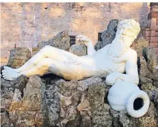  ??  ?? Die Figur des liegenden Vater Rhein findet sich auf der Hauptterra­sse von Schloss Heidelberg und zählt zu den Lieblingsm­otiven der Touristen.