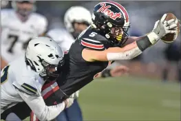  ?? Dan Watson/The Signal ?? Hart High wide receiver Ryan Tomaszewsk­i (5) dives into the end zone against West Ranch High defender William Seidel (22) for Hart’s second touchdown in the first half at Canyon High School on Thursday.