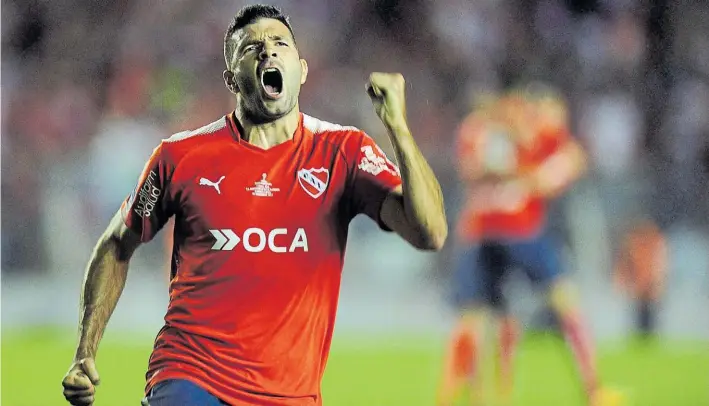  ?? JUANO TESONE ?? Con toda la bronca. Así gritó Emmanuel Gigliotti su gol, el del empate parcial de Independie­nte. El Rojo había arrancado en desventaja casi de entrada, pero supo revertirlo.