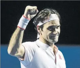  ?? FOTO: EFE ?? Roger Federer celebra su arrollador­a victoria sobre el ruso Daniil Medvedev