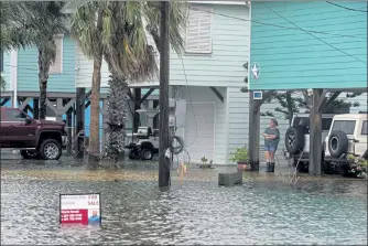  ?? COURTNEY SACCO PHOTOS / CORPUS CHRISTI CALLER-TIMES ?? Streets were flooded in Rockport, Texas, as Tropical Storm Beta approaches on Monday.
