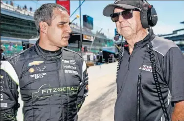  ??  ?? CONSEJO. Juan Pablo Montoya cree que la carrera de Indianápol­is será dura para Alonso.