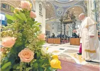  ??  ?? El papa Francisco durante la misa pascual en la Basílica de San Pedro, en la que lamentó que haya conflictos armados en plena pandemia.
