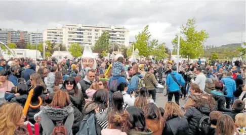  ?? ?? Ambiente festivo pese al frío, con charanga y los kilikis de la comparsa de Buztintxur­i.