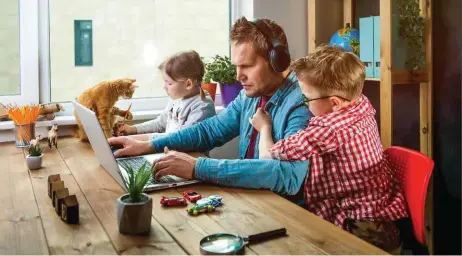  ??  ?? Es ist längst nicht alles eitel Sonnensche­in im Home-Office. Auch wenn sich die Arbeit flexibler gestalten lässt, sorgt das Umfeld für mehr Stress.