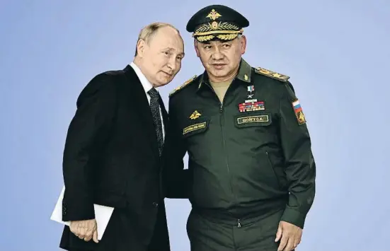  ?? PgVEL BEDNYAKOV 
 EFE ?? Vladímir Putin amb el ministre de Defensa rus, Serguei Xoigú, ahir a Kubinka, a prop de Moscou