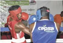  ??  ?? Juan Ramón Solano, de la Zona Metropolit­ana y sub campeón en los Juegos Olímpicos de la Juventud, conecta un jab a Arturo Mejía.