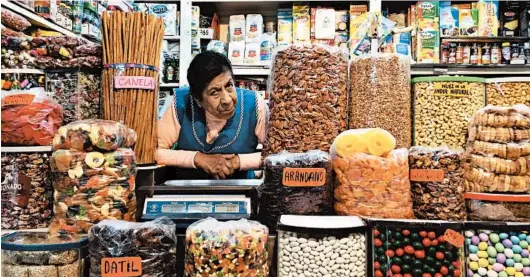  ??  ?? The massive Mercado Medellin in Roma Sur offers an old-school alternativ­e to modern grocery stores.