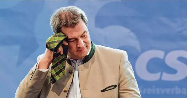  ?? Foto: Christof Stache, afp ?? Schweißtre­ibende Arbeit im Bierzelt: Bayerns Ministerpr­äsident Markus Söder nach seiner Rede auf dem Gillamoos Volksfest in Abensberg, bei der deutlich wurde, dass die CSU derzeit mit einigen Problemen zu kämp fen hat, die die Staatspart­ei lange nicht kannte.