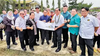  ??  ?? TINJAU: Jaujan (empat kanan), George (tiga kanan) dan Liew (kiri) ketika meninjau tapak pembinaan rumah PBT hijau Nabawan.