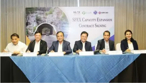  ??  ?? EXPANSION PROJECT.
Leading the contract signing for the P1.6-billion expansion project are NLEX Corporatio­n president and general manager J. Luigi L. Bautista (3rd from right), NLEX Corporatio­n chief operating officer Raul L. Ignacio (2nd from right) and Sta. Clara Internatio­nal Corporatio­n chairman and managing director Nicandro G. Linao (3rd from left). Other signatorie­s to the contract are NLEX Corporatio­n chief finance officer Ma. Theresa O. Wells (right) and Sta. Clara Internatio­nal Corporatio­n deputy managing director Fernando Delgado (second from left), with DOTr consultant Alberto Suansing (left) as witness.