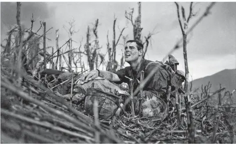  ?? FOTO: CATHERINE LEROY ?? US-Marinesani­täter Vernon Wike neben einem sterbenden US-Marine während einer Schlacht bei Khe Sanh; Südvietnam, April bis Mai 1967.