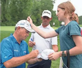  ?? KYLE TERADA/USA TODAY ?? Craig Hocknull exchanges autographs with Megan Holder as fellow golfer Danny Balin looks on during a practice round Tuesday at Bellerive.