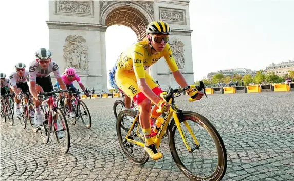  ?? REUTERS ?? Pogacar, en cabeza del pelotón al paso por el Arco del Triunfo de París en la última etapa del Tour