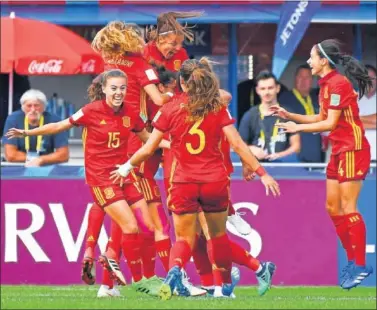  ??  ?? LÍDERES. Las jugadoras celebran el gol de Menayo que dio la victoria al conjunto de Pedro López.