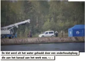  ?? Foto: rr ?? De kist werd uit het water gehaald door een onderhouds­ploeg
die aan het kanaal aan het werk was.