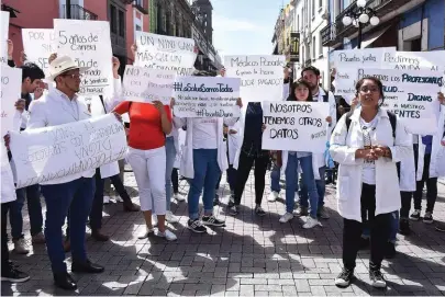  ?? ANDRÉS LOBATO ?? Protestaro­n frente al Congreso del estado.