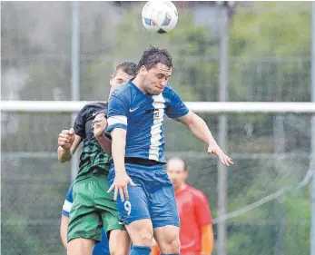  ?? FOTO: VOLKER STROHMAIER ?? Neun Vereine sehen laut der SZ-Umfrage in der Sommerpaus­e den SV Stafflange­n (vorn der neue Spielertra­iner Oliver Straub) als kommenden Meister an.