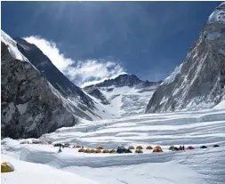  ??  ?? Campamento de altura en el Everest, sobre la Ruta Normal o arista Sureste, que se encara desde Nepal. Foto: Benegas Brothers Expedition­s.