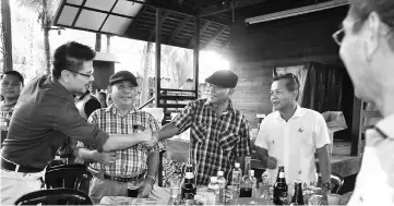  ??  ?? Wong (left) greets a community leader at the UPP Community Service Board’s gathering.