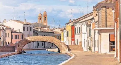  ?? FOTO: THINKSTOCK ?? Klein Venedig: Das pittoreske Zentrum der Lagunensta­dt Comacchio lässt sich auch per Boot erkunden.