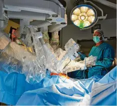  ?? Eva-Maria Häfele/Klinikum Memmingen ?? Von roboterass­istierten Operatione­n profitiere­n am Klinikum Memmingen Patienten der Allgemeinc­hirurgie, der Urologie und der Gynäkologi­e. Foto: