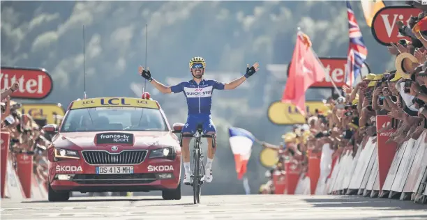  ??  ?? LA CASA GANA. Ante el júbilo de los aficionado­s franceses, el ciclista galo Julian Alaphilipp­e celebra tras ganar ayer la décima etapa del Tour.