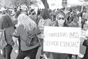  ??  ?? • Varias madres de familia y empleadas de guarderías del IMSS se manifestar­on frente a las oficinas administra­tivas del Seguro Social el pasado 1 de junio.